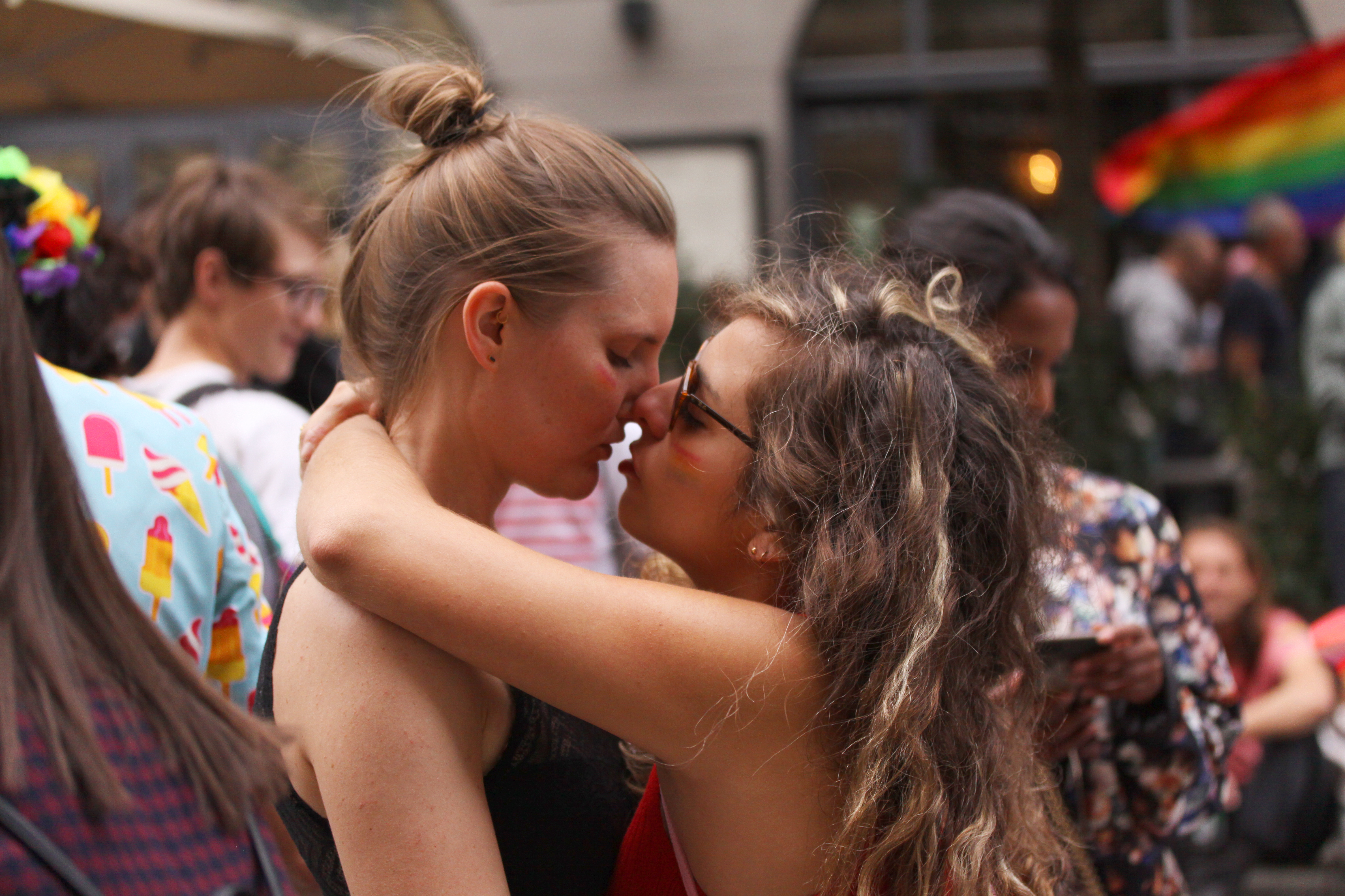 Публично целующиеся девушки 